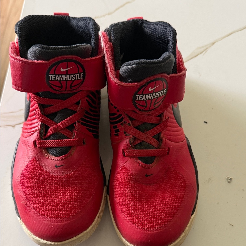 Nike Team Hustle Kids Red Sneakers
